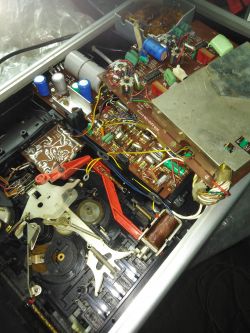 Wnętrze magnetofonu Unitra Finezja 1 z widoczną zębatką i płytką elektroniczną.