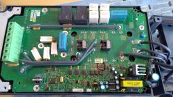 Falownik Schneider ATV32HD11N4 - spalone końcówki mocy