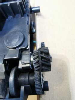 Konica 282: Błąd C2557, drukowanie czarnych stron mimo wymiany części, utwardzony toner