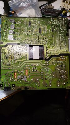 Spód płytki drukowanej inwertera BN44-00727A z widocznymi ścieżkami, lutowaniami i elementami elektronicznymi.