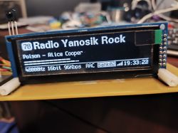 Display showing Radio Yanosik Rock and the song Poison by Alice Cooper.