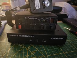 Radiotelefon Radmor 7064 stojący na interfejsie pagingowym 0418.