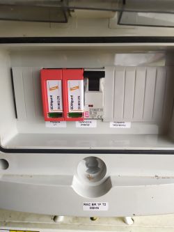 Zbliżenie na rozdzielnicę elektryczną z zabezpieczeniami DEHNguard.