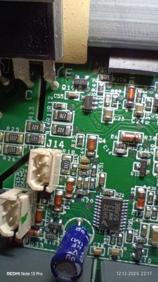 Płytka PCB z elementami elektronicznymi i uszkodzonym tranzystorem IGBT
