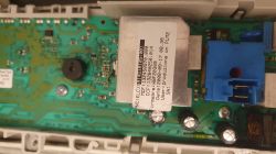 Zbliżenie na płytkę elektroniczną pralki Electrolux z widocznym przekaźnikiem i uszkodzoną diodą D13.