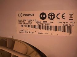 Etykieta znamionowa pralki Indesit z modelem XWA 71283X W EU.1 i oznaczeniem E4
