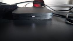 Czarny dekoder Xiaomi z włączoną diodą LED.