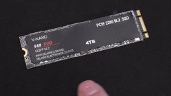 Dysk SSD z napisem 980 EVO, z oznaczeniami V-NAND i 4TB.