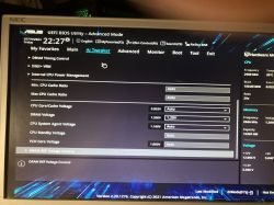 Zdjęcie ekranu ASUS UEFI BIOS Utility w trybie zaawansowanym.