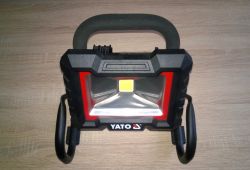 Akumulatorowa lampa robocza YATO YT-82961 – wnętrze urządzenia