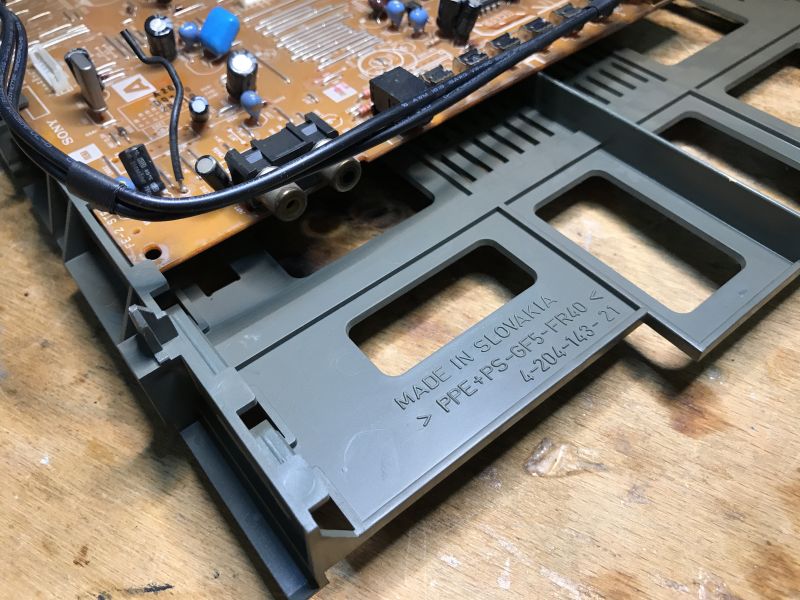 Zbliżenie na fragment wnętrza telewizora Sony z płytą PCB i oznaczeniem 'MADE IN SLOVAKIA'