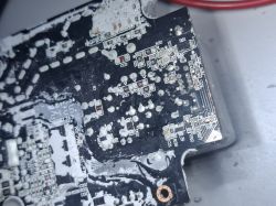 Zbliżenie na płytkę PCB z oznaczeniami R i C; widoczne ślady białego nalotu i zabrudzeń