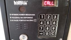 Domofon Laskomex CD-2502 z czerwonym wyświetlaczem pokazującym CALL.