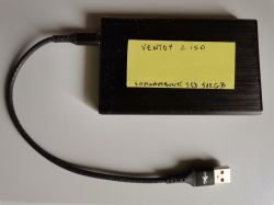 Zewnętrzny dysk SSD z etykietą „Ventoy z ISO” podłączony kablem USB