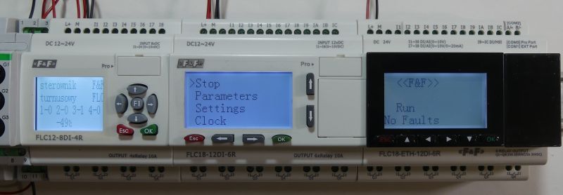 Sterowniki programowalne F&amp;F z wyświetlaczami LCD pokazującymi menu ustawień i status urządzeń.