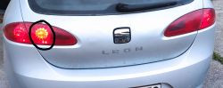 Seat Leon 2 - Dziwna żarówka świeci przy światłach postojowych/mijania