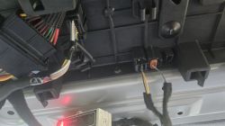 Zbliżenie na nieużywane kostki elektryczne pod podsufitką Vivaro B z 2015 roku