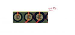 Projekt płytki PCB z zaznaczonymi przerwami w płaszczyźnie masy.