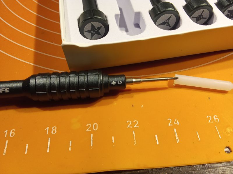 Zbliżenie na precyzyjny wkrętak 1.5 mm z czarną rączką i silikonową osłoną.
