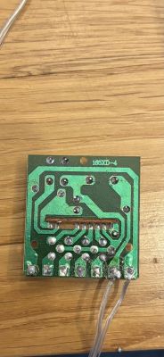 Płytka PCB z widocznymi ścieżkami i przylutowanymi przewodami w dolnym rogu