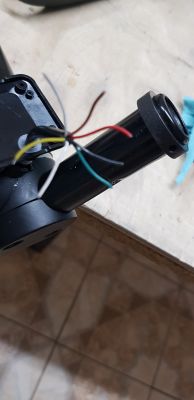 Wyrwane przewody z wyświetlacza - Hulajnoga Cavion Go City