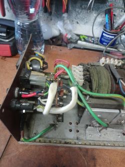 Prostownik 12v nie ładuje. - Napiecie na zaciskach jest, prądu brak.