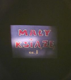 Slajd z rzutnika pokazujący kolorowy napis „Mały Książę cz. 1”