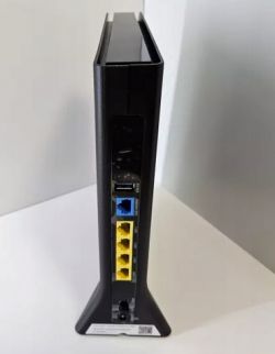 Router z jednym niebieskim portem WAN i czterema żółtymi portami LAN na białym tle.