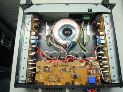 Wzmacniacz Yamaha P3200 - czy normalne jest granie końcówki mocy w rytm muzyki?