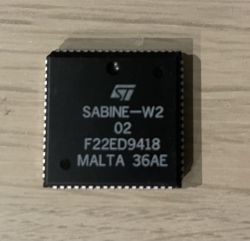 Czarny układ scalony z oznaczeniami SABINE-W2 i logo producenta
