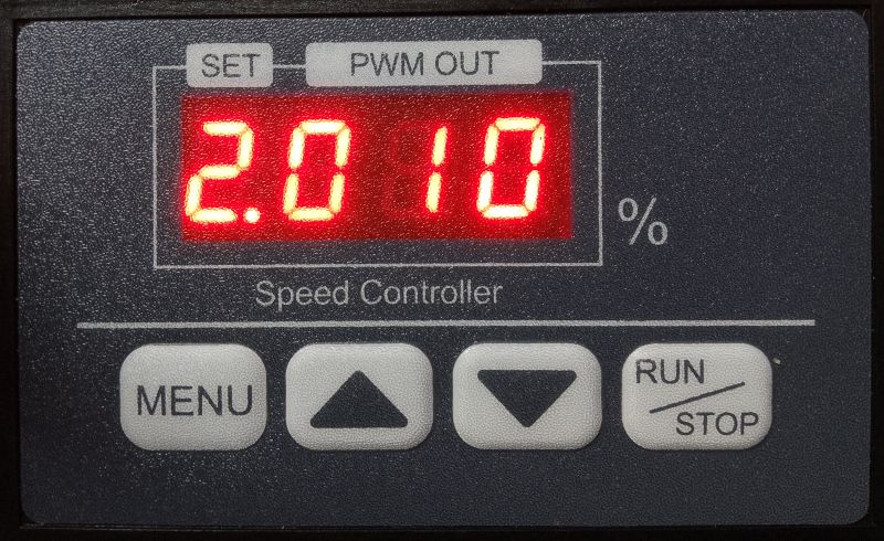 Panel sterownika prędkości PWM z czerwonym wyświetlaczem „2.010” i przyciskami MENU oraz RUN/STOP