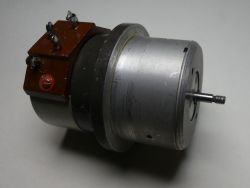 Selsyn mit sichtbaren Wicklungskontakten und Metallgehäuse.
