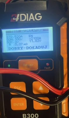 Tester akumulatora pokazujący wyniki testu: SOH 100%, prąd rozruchowy >2100A, SOC 3%, napięcie 11,82V, rezystancja 0,07 mΩ.