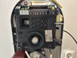 Sterownik Somfy z otwartą obudową, widoczna elektronika i podłączone przewody