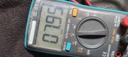 Wyświetlacz multimetru elektronicznego pokazujący wynik pomiaru 7,95 kΩ.