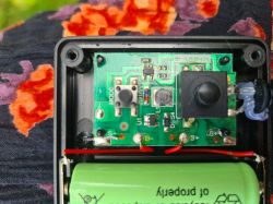 Wnętrze obudowy lampek LED z zieloną płytką PCB i akumulatorem