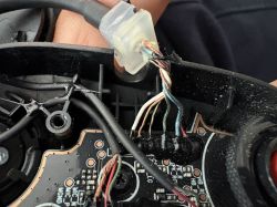 Wnętrze słuchawek z płytką PCB i sześcioma przewodami odciętymi przy uszkodzonym kablu