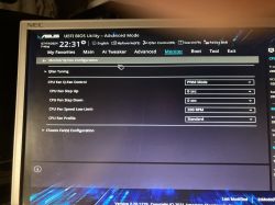 Ekran ustawień UEFI BIOS na monitorze komputera.