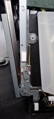 Zdjęcie mechanizmu sprężynowego wewnątrz zmywarki Samsung DW60A8060IB.