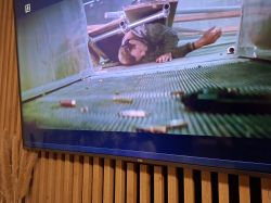 Ciemny pasek u dołu ekranu telewizora TCL podczas emisji filmu