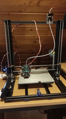 Problem z odklejaniem się wydruku po trzeciej warstwie na Anet A8 Plus - przyczyny i porady