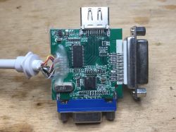 Wnętrze trzech różnych przejściówek Mini Display Port na VGA Wnętrze trzech różnych przejściówek Mini Display Port na VGA