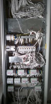 Where should the RS485-controlled cabinets be located – in a central cabinet or in individual room c