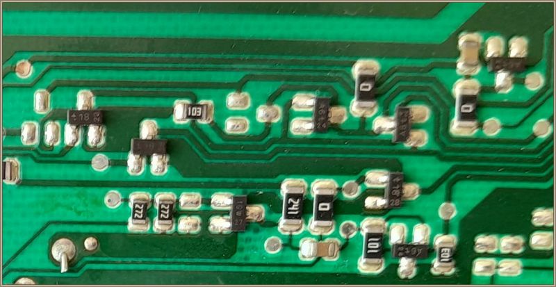 Zbliżenie na płytkę drukowaną z elementami elektronicznymi.