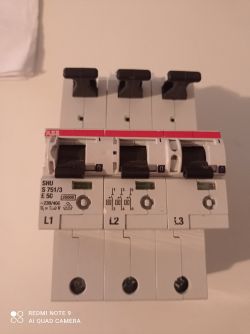Wyłącznik nadprądowy ABB SHU S 751/3 E 5C z trzema przełącznikami.