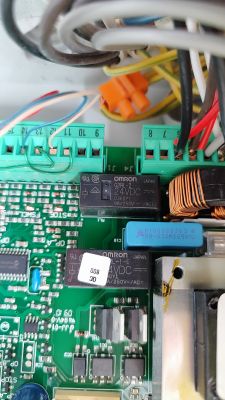 Zbliżenie na płytkę elektroniczną z przekaźnikami Omron.