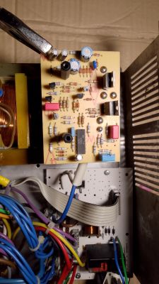 Wnętrze uszkodzonej przetwornicy elektroblok EBL 104 z widocznym obwodem drukowanym.