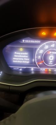 Wyświetlacz samochodu z komunikatem o niesprawnym prawym przednim kierunkowskazie.