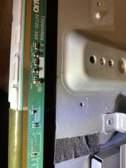 Sony KDL-50W829B - Brak obrazu, podświetlenie i głos działają, problem z prawą taśmą T-con