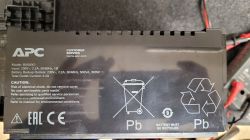 Widok tylnej części obudowy zasilacza UPS APC BX500CI z opisem technicznym.